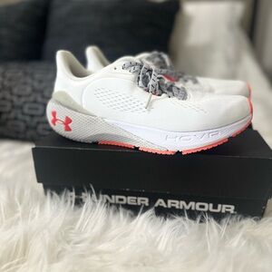 Under armor athletic running shoes size women’s eight color, orange and white.